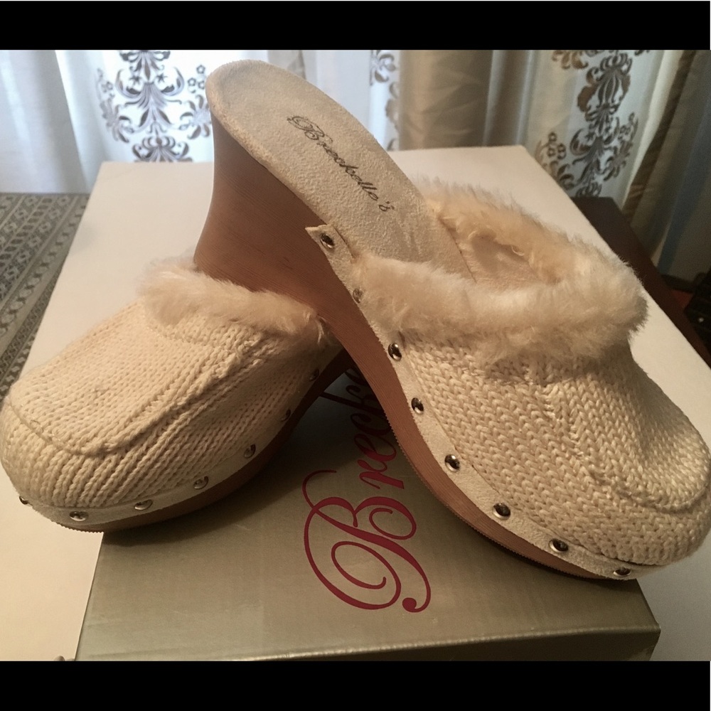 Xmas holiday shoe! Snowy White Breckelles clogs fur wedge 6.5
